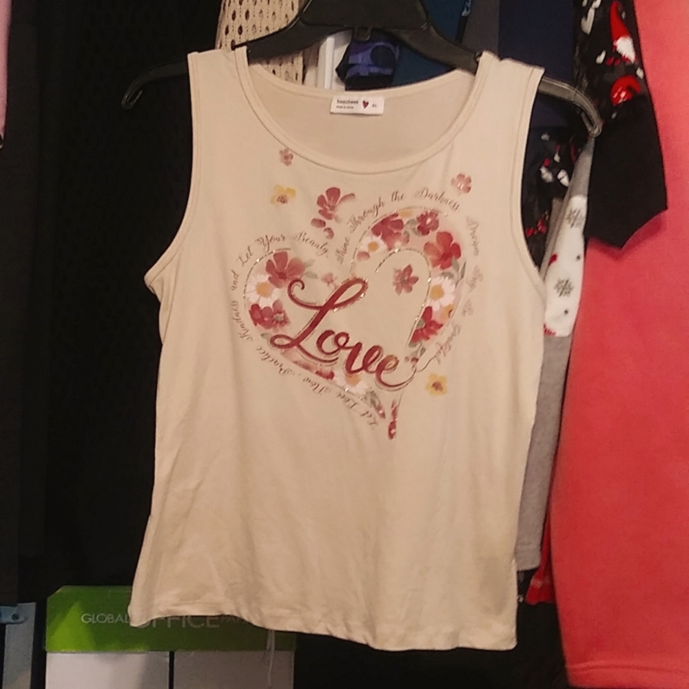 NWOT Ladies "Love" Tank top.  Size M.     Z1
